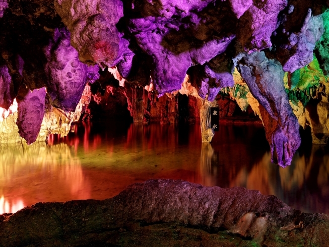 「満奇洞」自然の造形美×色彩豊かなLED照明＝幻想的な鍾乳洞！
