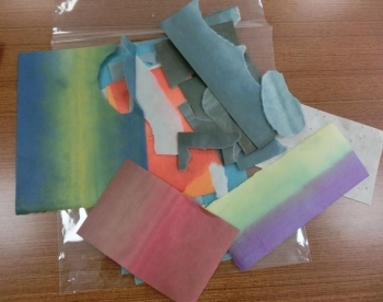 素材の紙片、多種多様な色彩を用意。