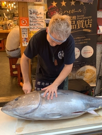 ＼特にマグロにこだわり／
マグロ解体ショーも定期開催！「サカバ食堂大漁一家」