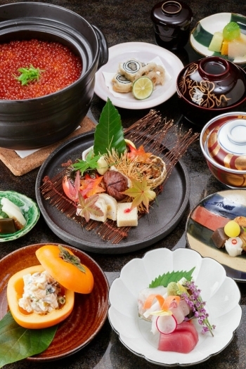 四季の厳選食材を贅沢に使用した月替りコース「日本料理 大屋」