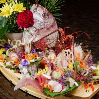 お祝いの一皿「鯛のお頭」などもご要望に合わせて「日本料理 大屋」