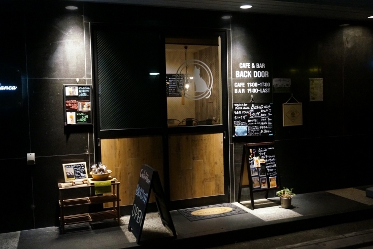 「CAFE＆BAR BACK DOOR（カフェ＆バー バック ドア）」コーヒーと日本の地ウイスキーにこだわっている店！！