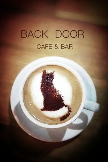 BACK DOORこだわりのコーヒーをご賞味下さい。「CAFE＆BAR BACK DOOR（カフェ＆バー バック ドア）」