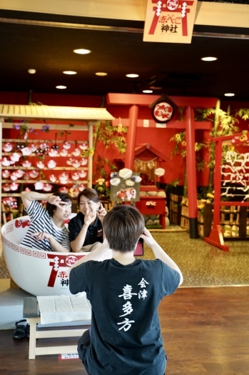 赤べこ神社の前の大きなラーメン丼
スタッフが撮影いたします♪「河京ラーメン館 猪苗代店」