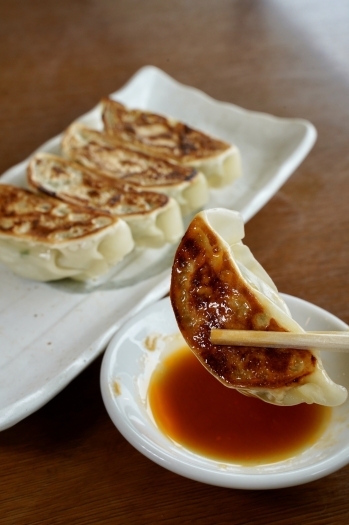 カリッとした焼き目の皮、ジュワッと旨味がこぼれる自慢の餃子「喜多方ラーメン専門店 喜鈴 河東店」