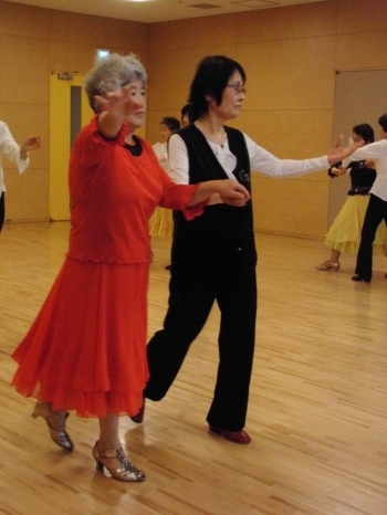 フォークダンス感覚で踊る社交ダンス