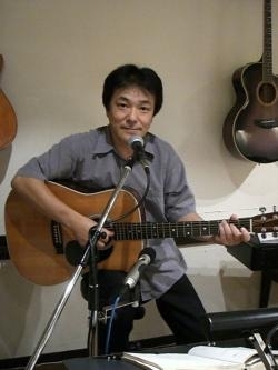 マスターの岡田です♪
音楽が好きな方、気軽にお立ち寄りください「cafe BAR Tomorrow（トゥモロー）」