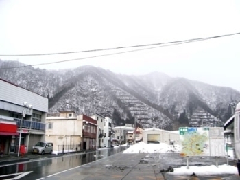 駅の周りの景色。<br>山だよ山！　雪だよー！