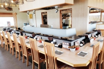 カウンターメインの店内は開放的、テーブル席もございます。「揚げたて天ぷら ころも」