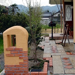 玄関までのアプローチを洋風ガーデニングに「松井造園デザイン」