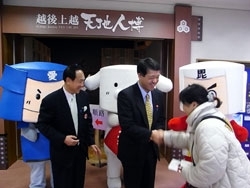 偶然視察に訪れた新潟県知事、上越市長に「まいぷれです」と名刺交換させていただく。