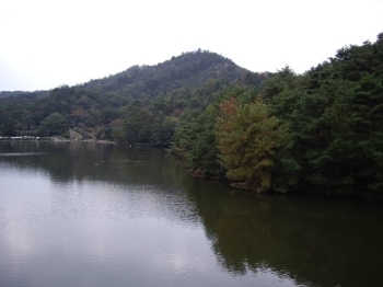 美しい景色を見ながらのんびり散策<br>湖ではボートも。<br>木々の色づきや野鳥も楽しめます。