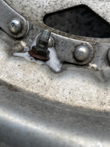 バルブの根本からエアー漏れ「タイヤ　エアー漏れ修理　エアバルブパッキン交換」