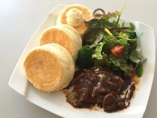 ランチに人気のハンバーグパンケーキセット「Reiwa Pancake」