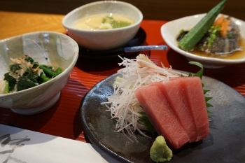 コースには本マグロのお刺身や旬の小鉢などがついてきます。「肉割烹 ふくろうてい」