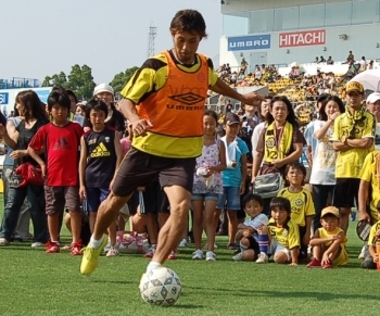 加藤慎也選手（GK・背番号31）は、キックしたボールのスピード測定に挑戦。サポーターと仲間が見守る中、美しいフォームで蹴り出され、結果は……