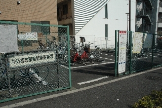 「牛込柳町駅自転車駐輪場」都営地下鉄大江戸線牛込柳町駅徒歩0分の自転車等駐輪場。