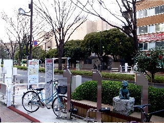 「早大通り路上自転車駐輪場」早大通りにある路上自転車等駐輪場