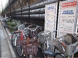 「新宿西口駅自転車等整理区画」新宿西口駅すぐの自転車等整理区画
