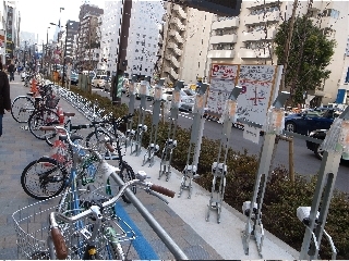 「東新宿駅路上自転車等駐輪場」東新宿駅すぐの路上自転車等駐輪場