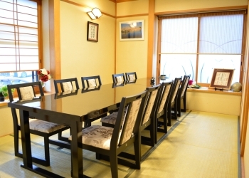 お足元が楽なテーブル・椅子席も充実しております「寿し割烹 勢寿し（Kioi Sushi）」