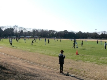 グアムキャンプと鹿児島キャンプの間に、2日だけ日立台で行われた練習。取材陣にとっては、この2日間がチャンス！ 練習場脇で取材をする姿も。