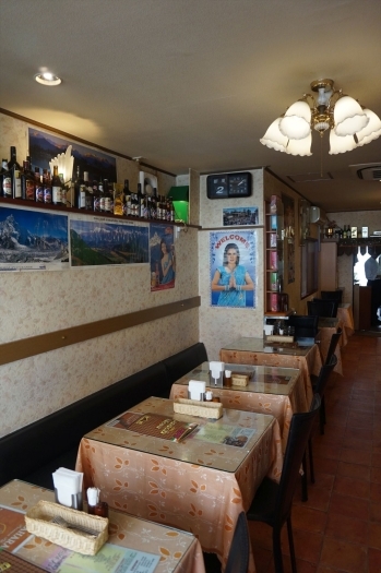 奥行きのある店内はテーブル席が多く、ゆったりしたスペース「AGNI 松島店」