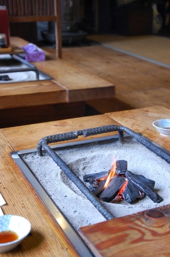 耳を澄ますと炭火の焼ける音が…「地鶏の店 山の民つづら」