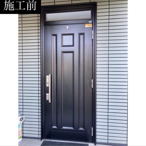 施工前。欄間付のアルミ製玄関。「【名古屋市】玄関がアルミ製で表面が熱くなるからリクシルの玄関リシェントで玄関リフォームを、、、」