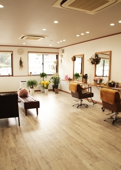 広々店内。キッズスペースも完備しております。「hair room huit」