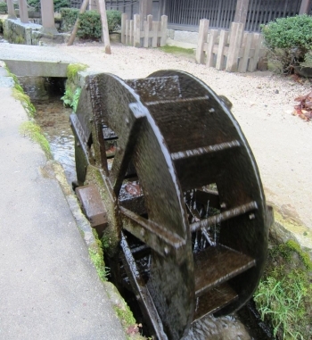 通りの水路にある水車です。<br>水の音は、心が和みます。