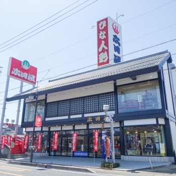 鴻巣駅の看板や桃色の広田屋カーでおなじみ！「広田屋人形」