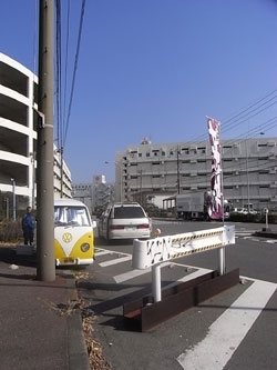 公園脇の道路にきていた、ランチの移動販売車。
仕事中の人たちが何人もきていて、あったかいシチューを買ってました。