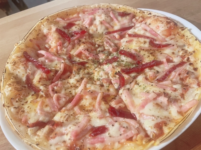 ベーコンとサラミのピザ「コース料理のご紹介✨」
