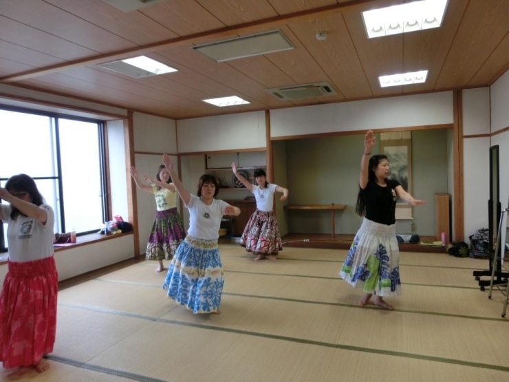 姿勢を正して、のびのびと踊ります。