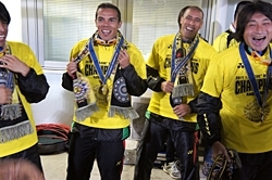 見てください、選手たちの笑顔！<br>最強ブラジル人コンビも大喜び。