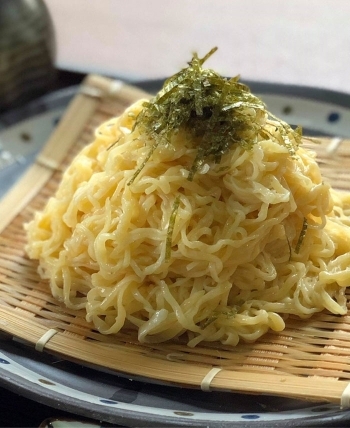 黄金色に輝く卵めん。手打ち特有の麺の食感がたまらなく美味い。「お食事処 ひろ亭」