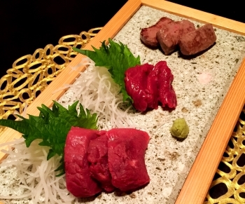 福島産の馬刺しは脂肪の少ない引き締まった赤味が特徴。「拠り処 たけひろ」