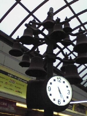 「西宮北口駅の中の真ん中にある時計のモニュメントですね。」