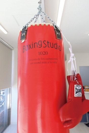 スタジオ内にあるサンドバッグ。思い切りストレス発散して下さい「Boxing Studio 1020」
