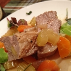 豚肩肉のビール煮込み