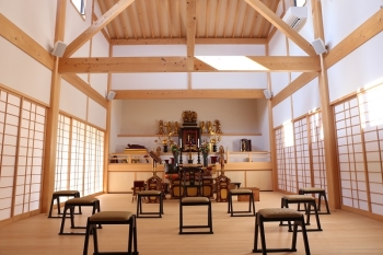 モダンな本堂は天井高く吹き抜けで、開放感がある空間です☆「上行寺船橋別院」