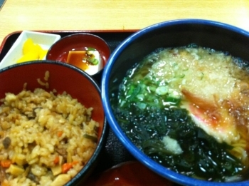 オススメのかやくご飯定食<br>しっかりと味がついていました！