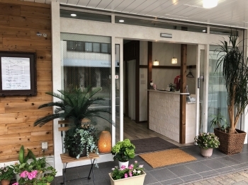 柏駅南口から線路沿いをまっすぐ歩くと当店がございます。「HAIR OF ROOTS ヘア オブ ルーツ」