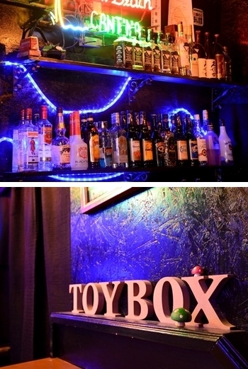 お酒を飲みながらトークを楽しんでください。「TOY BOX（トイボックス）」