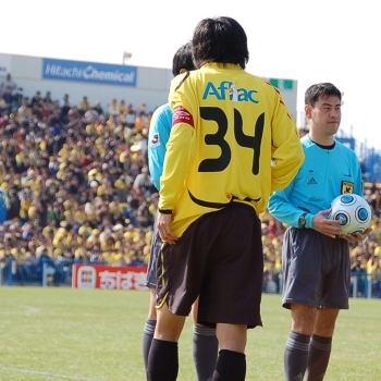 キャプテンマークをつけるのは杉山浩太選手（MF・背番号34）。いつもより背中が大きく見える！