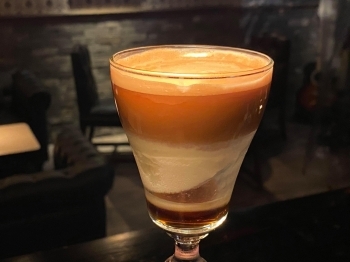 珈琲やお酒を飲みながら楽しく過ごせる隠れ家のような場所です「Cafe ＆ Bar THE MAD HATTER」