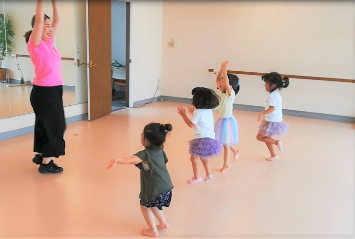 女子はダンス男子は体操など体を使うアクティビティー「【募集中】函南　英語児童館は効果絶大！英語大好きで自己肯定感が高く成長します。」