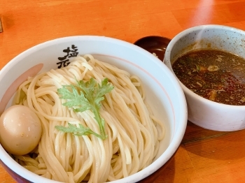 濃厚なスープにコシのある太麺がよく絡むつけ麺「東近江塩元帥」