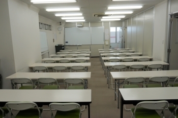 空き教室を自習室として開放。密にならないよう座る席を指定「エース進学塾」